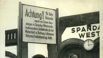 Zeitdokument aus den 50er Jahren: Das Warnschild vor dem S-Bahnhof Spandau-West.