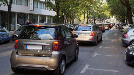 Reichlich viel Verkehr für eine verkehrsberuhigte Tempo-30-Zone: In der Xantener Straße stauen sich Autos in Richtung Brandenburgische Straße.