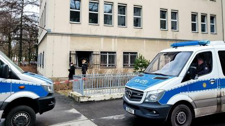 Durch dieses Gitter kamen sie hinein: Polizisten sichern die Spuren von Einbrechern im Rathaus Reinickendorf am Eichborndamm.