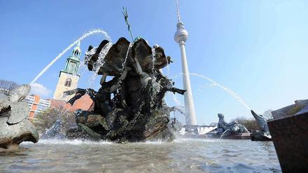Fast 300 öffentlichen Brunnen gibt es in Berlin. Einer der schönsten ist der Neptunbrunnen vor dem Roten Rathaus.