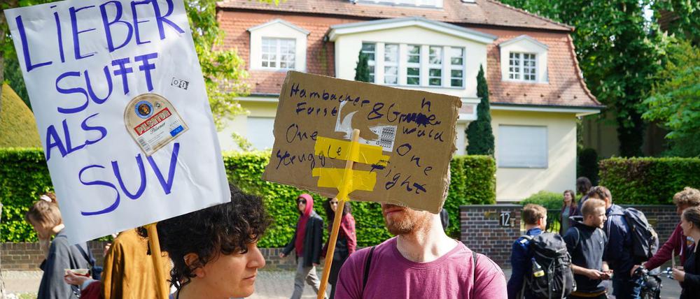 Na, dann Prost: „Lieber Suff als SUV“ steht auf dem Schild einer Demonstrantin bei „MyGruni“ im Grunewalder Villenviertel.