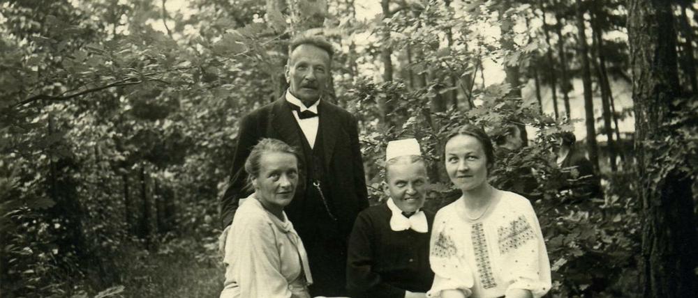 Pfarrer Anz mit seiner Frau, Schwester Erna Holzmann und Hanna Reichmuth (von links nach rechts)  