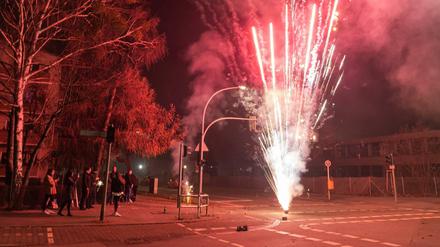 Feuerwerk an einer Berliner Straßenecke am vergangenen Silvester.