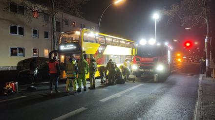Ein Doppeldecker-Bus der BVG hat am Sonnabend in Steglitz-Zehlendorf zwei Jugendliche überfahren. Eine starb.