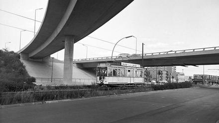 Dieses Foto stammt aus dem BVG-Archiv. Es dürfte eine der letzten Fahrten der Linie 55 nach Spandau sein, im Jahr 1967. Die zwei Brücken zeigen die Autobahn nach Hamburg; hinten ist der Jakob-Kaiser-Platz zu sehen. Und der Fotograf steht somit auf dem Siemensdamm.