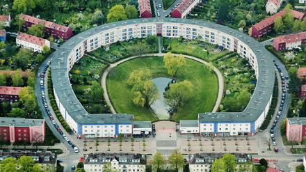 Die Berliner Hufeisensiedlung in Britz ist eines der ersten Projekte des sozialen Wohnungsbaus und gilt als Ikone des modernen Städtebaus. Die zwischen 1925 und 1930 in mehreren Abschnitten gebaute "Großsiedlung Britz" ist die prominenteste der sechs Berliner Welterbe-Siedlungen. Im Nicolai-Verlag ist nun ein neuer Architekturführer über das Bauprojekt erschienen.