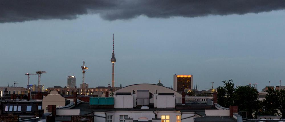 Eine Gewitterwolke über der Berliner Innenstadt.