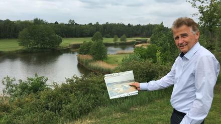 Golfplatz Gatow im Juni 2019: Ehrenpräsident Neumann auf dem Hügel über der einstigen Kohlegrube. "Im See sind Golfbälle - und Raubfische."