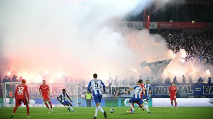 Spiel mit Feuer. Hertha-Fans zündeln im Stadion An der Alten Försterei.