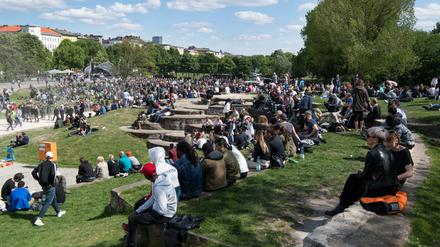 Zahlreiche Besucher feiern beim Kreuzberger Maifest "MaiGörli" im Görlitzer Park den Tag der Arbeit. 