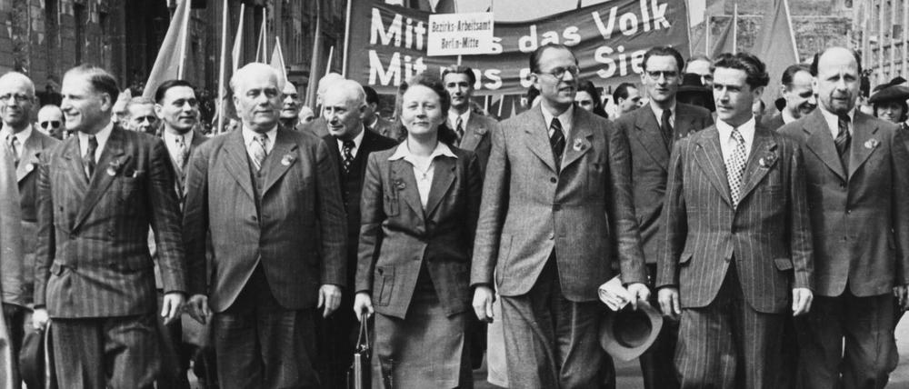 1. Mai 1946, der Parteivorstand der SED: Neben dem früheren SPD-Politiker Karl Litke, Wilhelm Pieck, Käte Kern, Otto Grotewohl, Hans Jendretzky und Walter Ulbricht (von links).