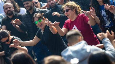 Sie hatten ihren Spaß. Menschen tanzen vor einer Bühne auf dem Myfest im Berliner Ortsteil Kreuzberg. 