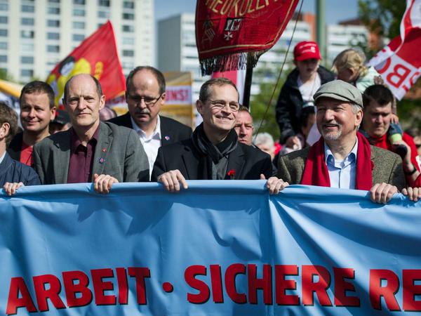 Drum links, zwei, drei. Auch Berlins Regierender Bürgermeister Michael Müller (Mitte) nahm am Sonntag an der Demonstration des Deutschen Gewerkschaftsbundes (DGB) in Berlin teil.