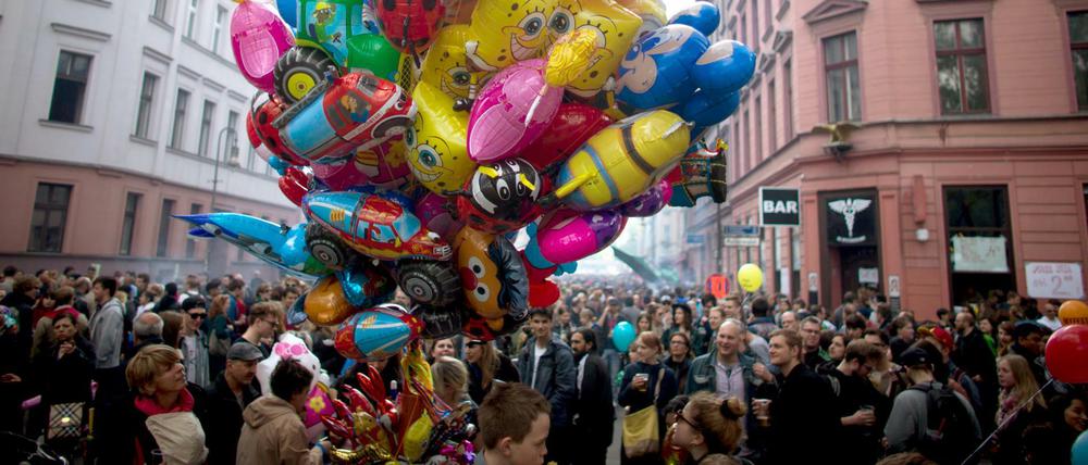  Bunte Luftballons beim Myfest - auch in diesem Jahr wird es zum 1. Mai voll in Kreuzberg.