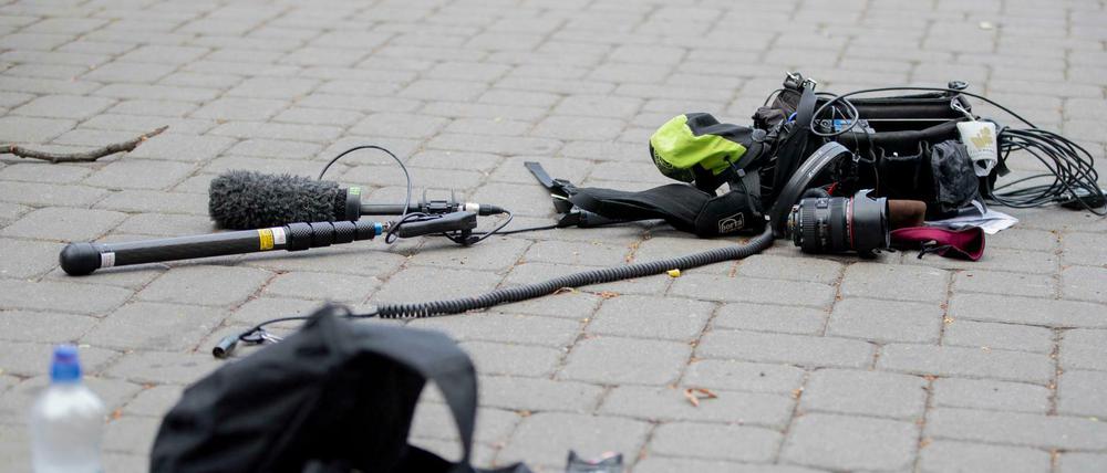 Die Ausrüstung des Kamerateams liegt nach dem Übergriff zwischen Alexanderplatz und Hackescher Markt auf dem Boden.
