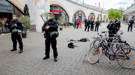 Ausrüstung eines Kamerateams liegt nach einem Übergriff zwischen Alexanderplatz und Hackescher Markt auf dem Boden.