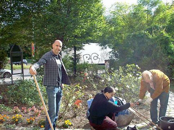 Tageszentrum "Wiese 30"-Mitarbeiter Dirk Granzow (links) gemeinsam mit zwei Patienten der Einrichtung bei der Gartenpflege.