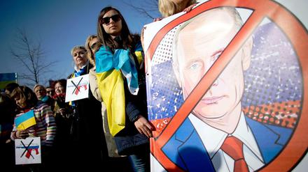 Auch diese Ukrainer demonstrieren gegen Präsident Putin und seine Krim-Politik.