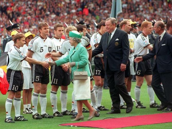 Weltmeister 1990 und Europameister 1996. Hier reicht ihm eine nicht unbekannte Dame die Hand in Wembley.