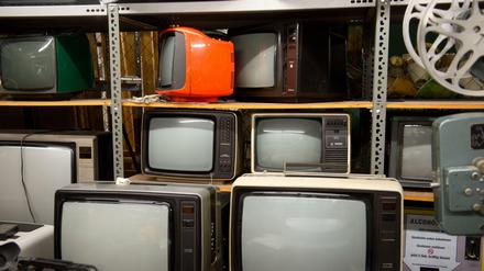 Um auf einem alten Röhrenfernseher weiterhin fernzusehen, wird ein Digital-Dekoder benötigt.