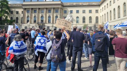 Demonstranten vor der Humboldt-Universität Berlin.