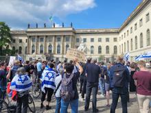 Nach propalästinensischen Protesten: 150 Teilnehmende zeigen Solidarität mit Israel an der Humboldt-Uni 