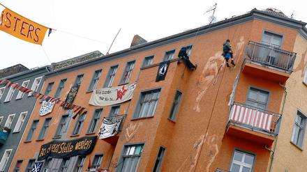 Kletterer bringen Transparente an der Fassade der "Liebig14" an.