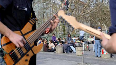 Straßenmusiker und Partyvolk: Im Sommer leiden die Anwohner an der Admiralbrücke unter der Lärmbelästigung. 