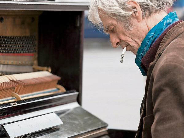 Klavierhelmut, spielt lieber auf der Straße als allein zu Hause. 