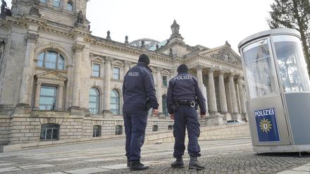 Berliner Polizisten bewachen den Reichstag.  