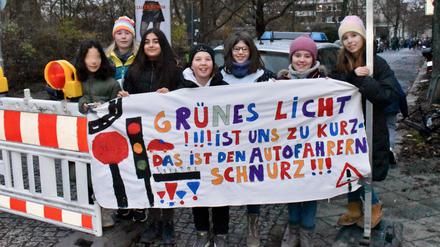 Schüler:innen der Dunant-Grundschule fordern längere Grünphasen über die Schildhornstraße: Im Dezember 2022 ging die Schulgemeinschaft auf die Straße.