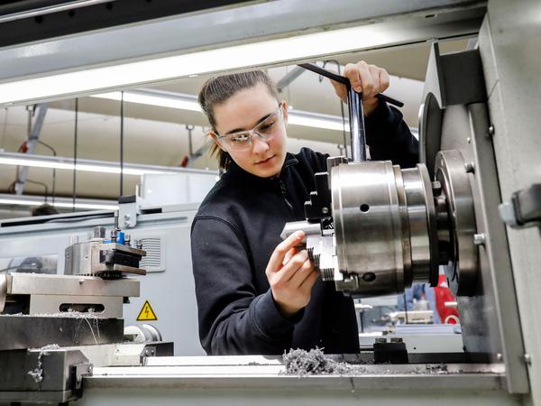 Eine Auszubildende Frau an einer Werkzeugmaschine: Berlin dürften in wenigen Jahren mehr als 100.000 Fachkräfte fehlen.