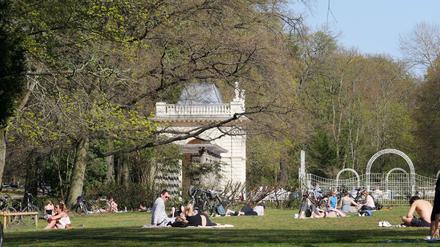 Ab kommenden Wochenende können die Berliner wieder das schöne Wetter in den Parks genießen. Abstandsregeln gelten weiterhin.