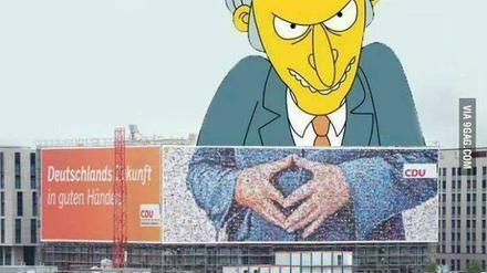 "Gestatten? Montgomery Burns. Ich besitze ein Atomkraftwerk". Echt ist an diesem Bild nur die untere Hälfte. Das gewaltige Plakat hängt am Hauptbahnhof. Im Internet montierten Spaßvögel den Simpsons-Charakter Burns auf das Plakat. Liebe Leserinnen, liebe Leser: Senden Sie uns Ihre Bildmontagen zu dem riesigen CDU-Wahlplakat am Berliner Hauptbahnhof - an leserbilder@tagesspiegel.de