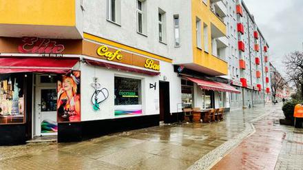 Vor der „Elite Bar“ in der Frankfurter Allee kam es zu einer Auseinandersetzung, bei der ein Mann lebensgefährlich verletzt wurde.