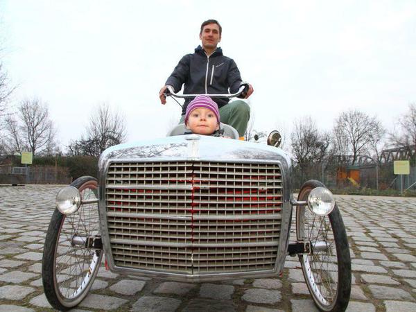Der Vater hat das Rad online ersteigert. Liebe Leserinnen, liebe Leser: Senden Sie Ihre Fotos der Berliner Fahrradkultur an leserbilder@tagesspiegel.de.