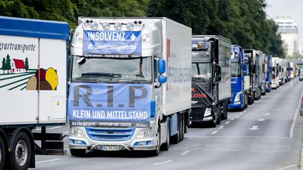 Bereits im Juni demonstrierten Lkw-Fahrer mit einem Korso in Berlin gegen Dumpingpreise bei Transport und Spedition.