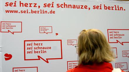 Immer dieses Rumgenörgel! 2009 versuchte der Senat, die Berliner unter dem Motto „Herz und Schnauze“ zur Freundlichkeit zu erziehen.