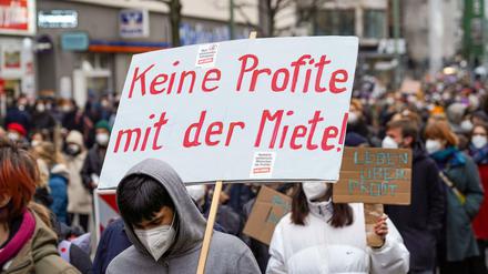 Ein Demonstrant trägt ein Schild beim Protest gegen das Urteil des Bundesverfassungsgerichts in Karlsruhe zum Mietendeckel.