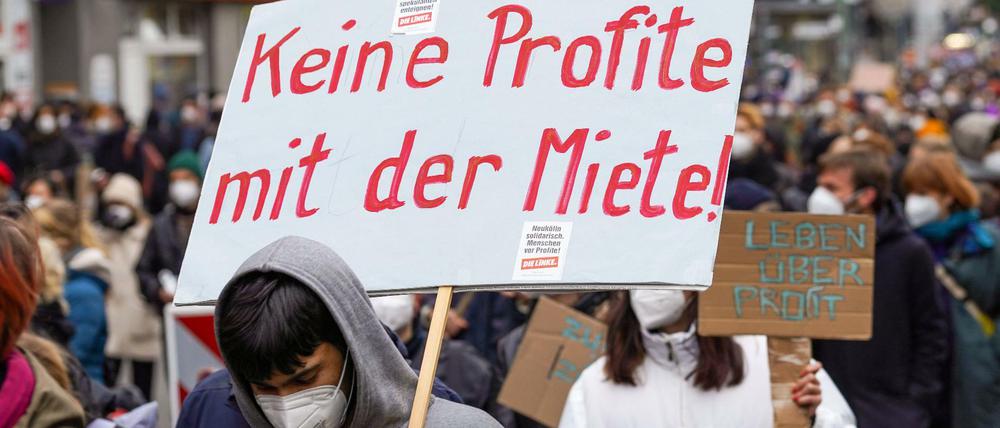 Ein Demonstrant trägt ein Schild beim Protest gegen das Urteil des Bundesverfassungsgerichts in Karlsruhe zum Mietendeckel.