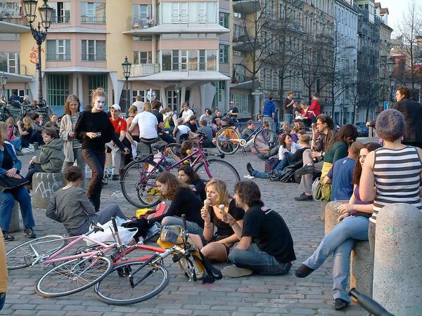 Ja, so sind die Berliner: Das Fahrrad immer dabei und niemals overdressed.