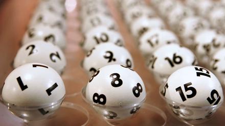 Kugeln, die die Welt bedeuten: Jeden Mittwoch hoffen Millionen Lottospieler in ganz Deutschland auf den großen Gewinn.