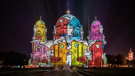 Farbenfroh: Der Berliner Dom ist beim Probeleuchten vor dem Start der 17. Auflage des Festival of Lights illuminiert.