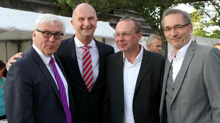 Klaus Ness (Dritter von links) mit Bundesaußenminister Frank-Walter Steinmeier (li.), Brandenburgs Ministerpräsidenten Dietmar Woidke und dem ehemaligen Ministerpräsidenten Matthias Platzeck (re.) auf einem Bild aus dem Sommer 2014.