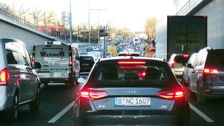 Auf der Berliner Stadtautobahn stauen sich die Autos.