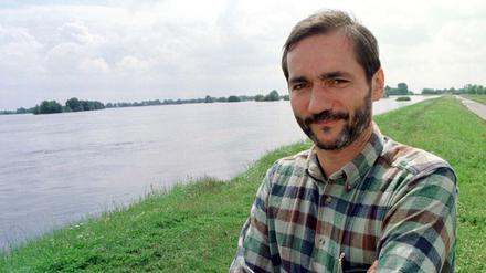 Matthias Platzeck (SPD), damals Umweltminister in Brandenburg, steht auf einem Deich bei Hohenwutzen.