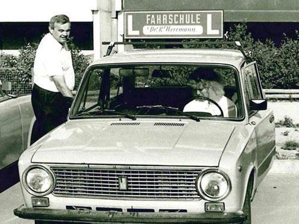 Der Fahrlehrer mit seinem ersten Dienstfahrzeug. Sommer 1990.