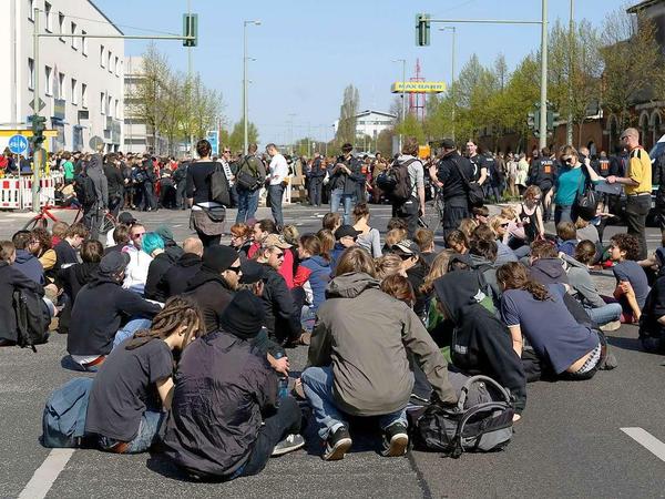 Aktivisten blockieren in Schöneweide vor Beginn eines rechtsextremen Aufmarschs eine Zufahrtsstraße.