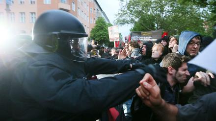 Raue Sitten. Die Auseinandersetzungen zwischen Demonstranten und Polizisten waren bei den diesjährigen Mai-Demos weniger aggressiv - von Ausnahmen abgesehen.