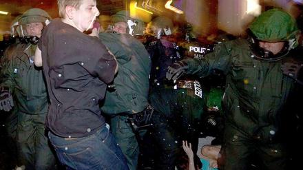 In voller Montur zwischen Feiernden und Flaschenwerfern: Polizisten auf dem Myfest.